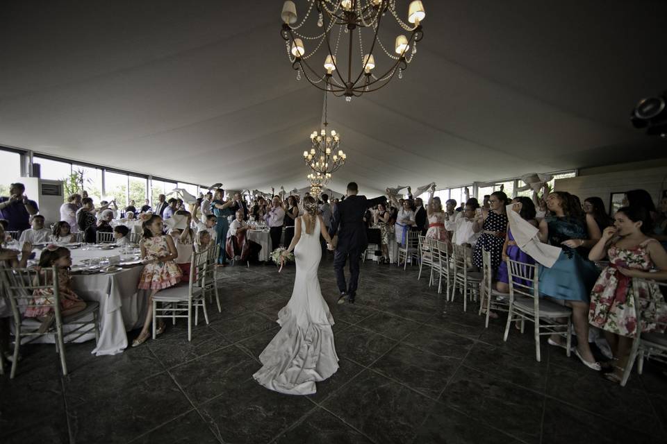 Entrada de los novios al salón