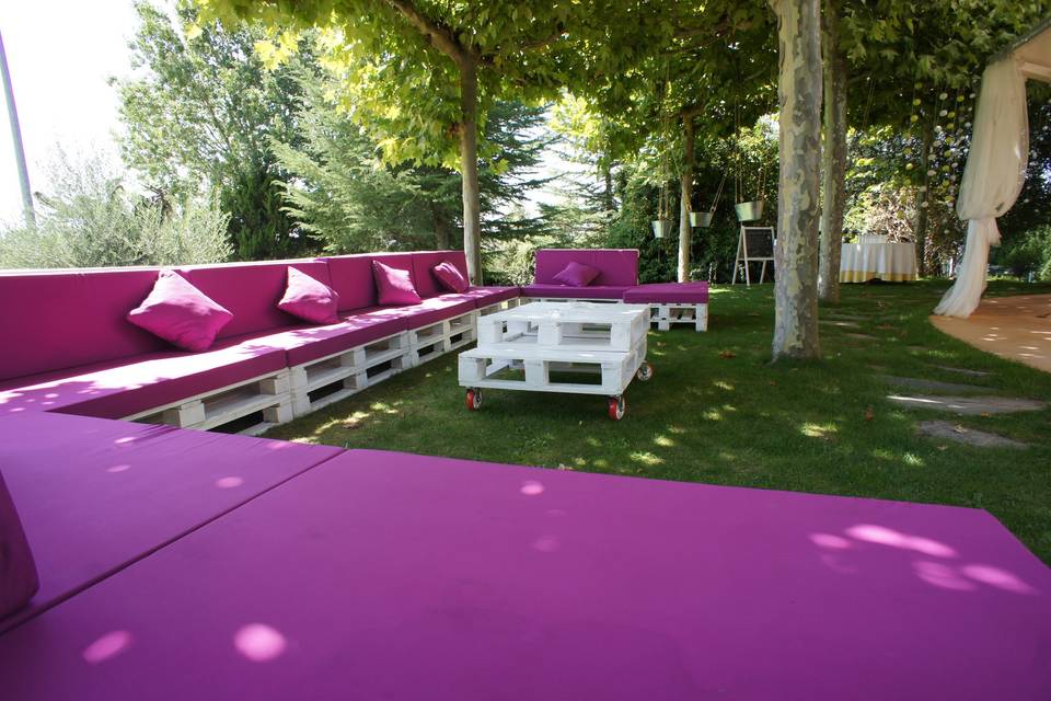 Zona chill out en los jardines