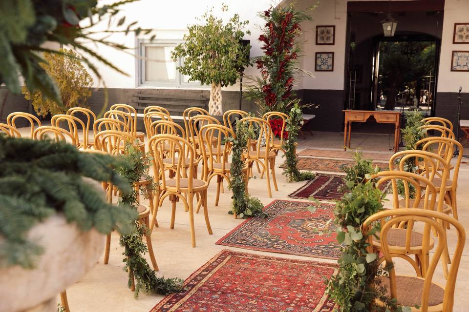 Mesa imperial en el jardín