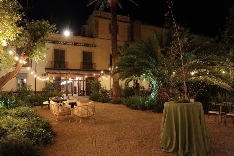 Jardín de noche