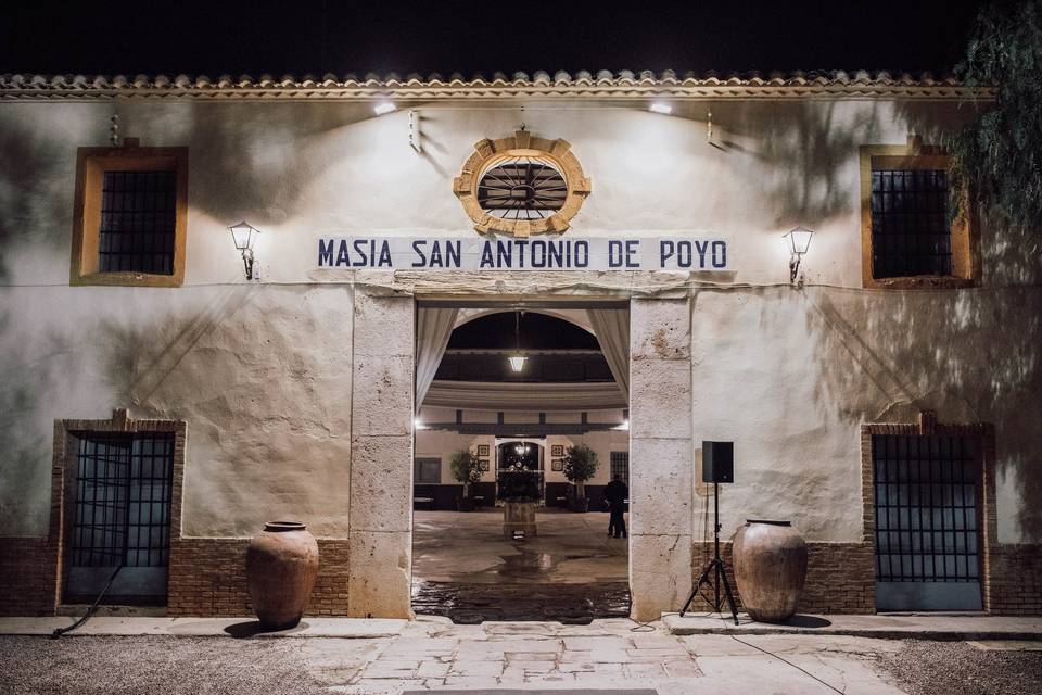 Entrada Masía por la noche