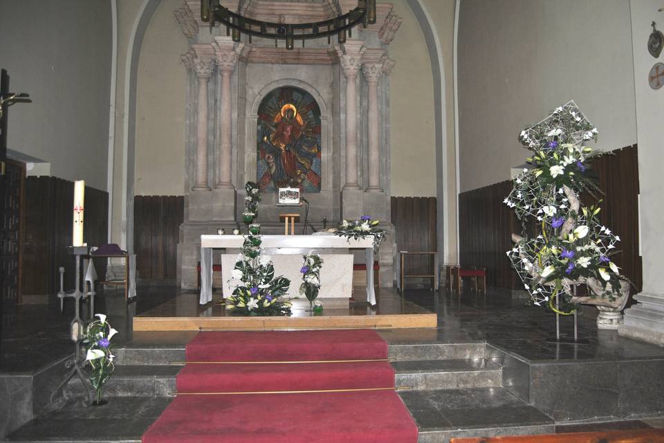 Montaje iglesia detras novios