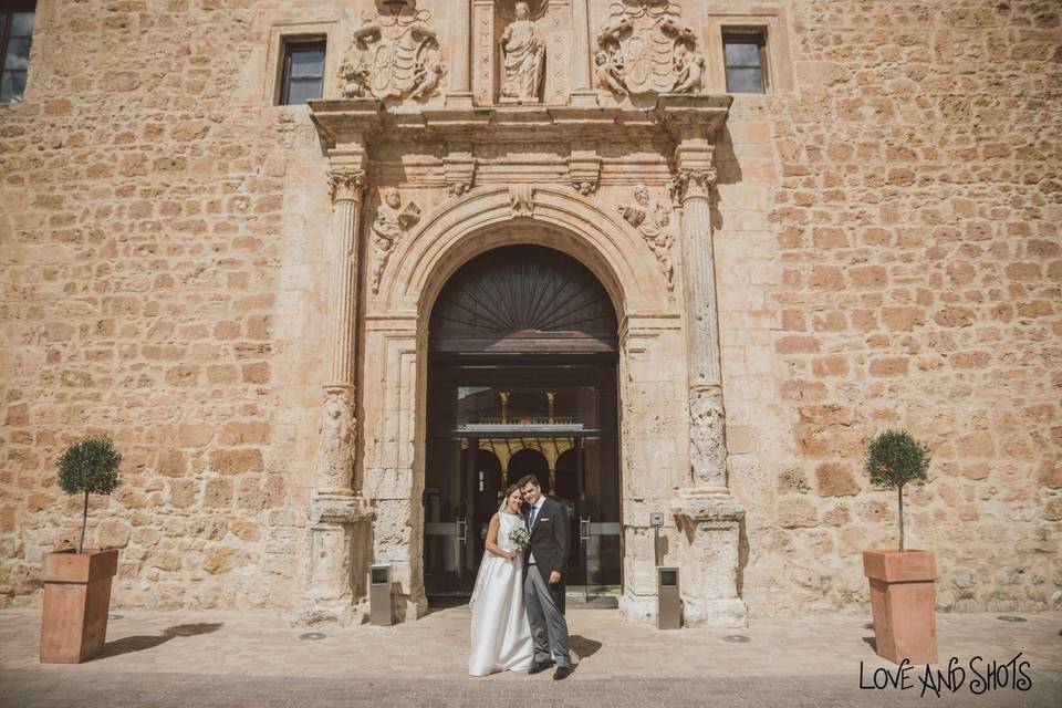 Novios en la fachada