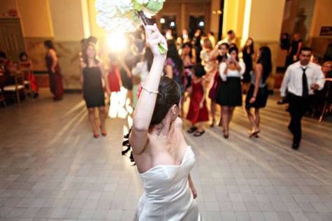 La novia lanzando el ramo