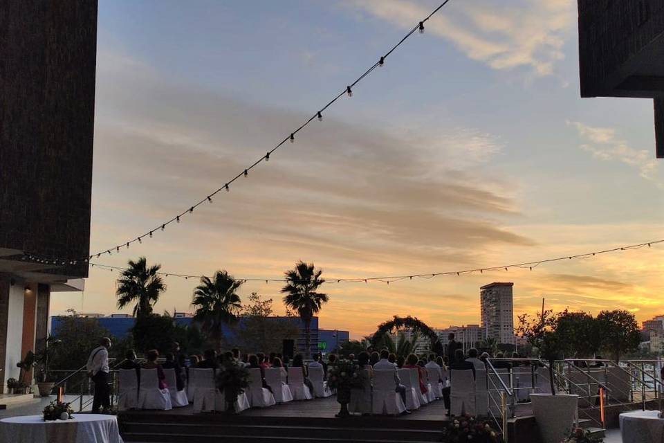 Cena en la piscina