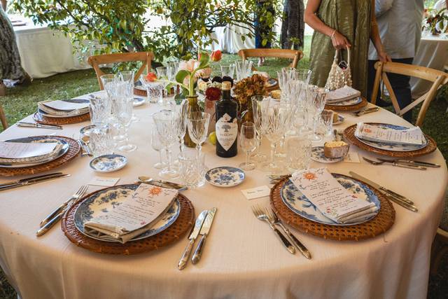 Mesa en el huerto de naranjos