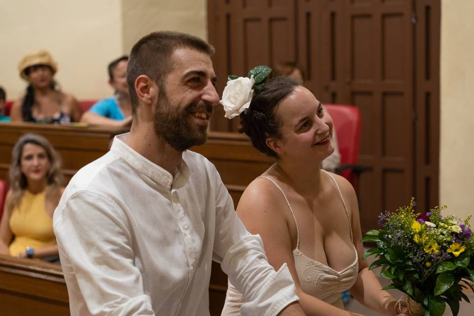 Novios felices en la ceremonia