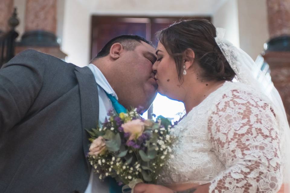 Beso de los novios