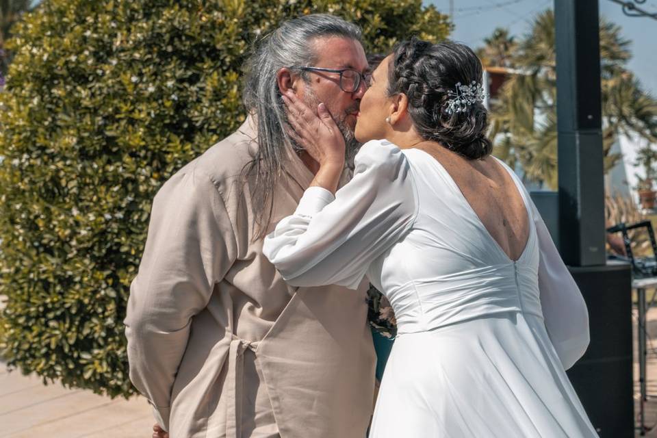 Beso novios