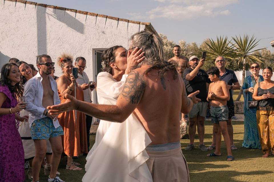 Novios disfrutando su boda