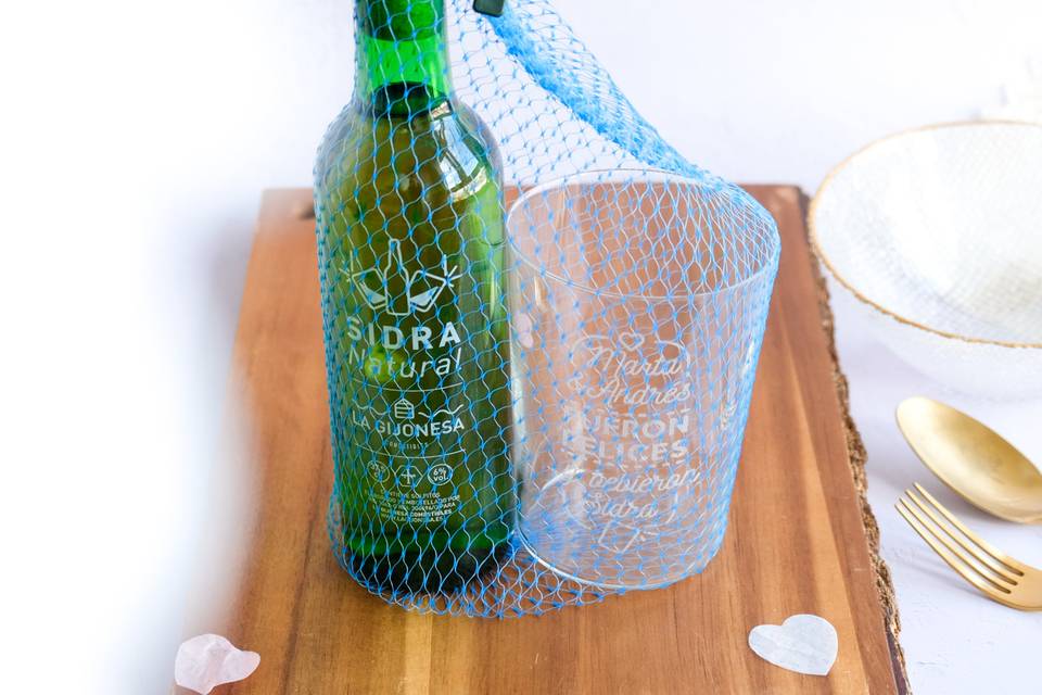 Sidra personalizada y Vaso