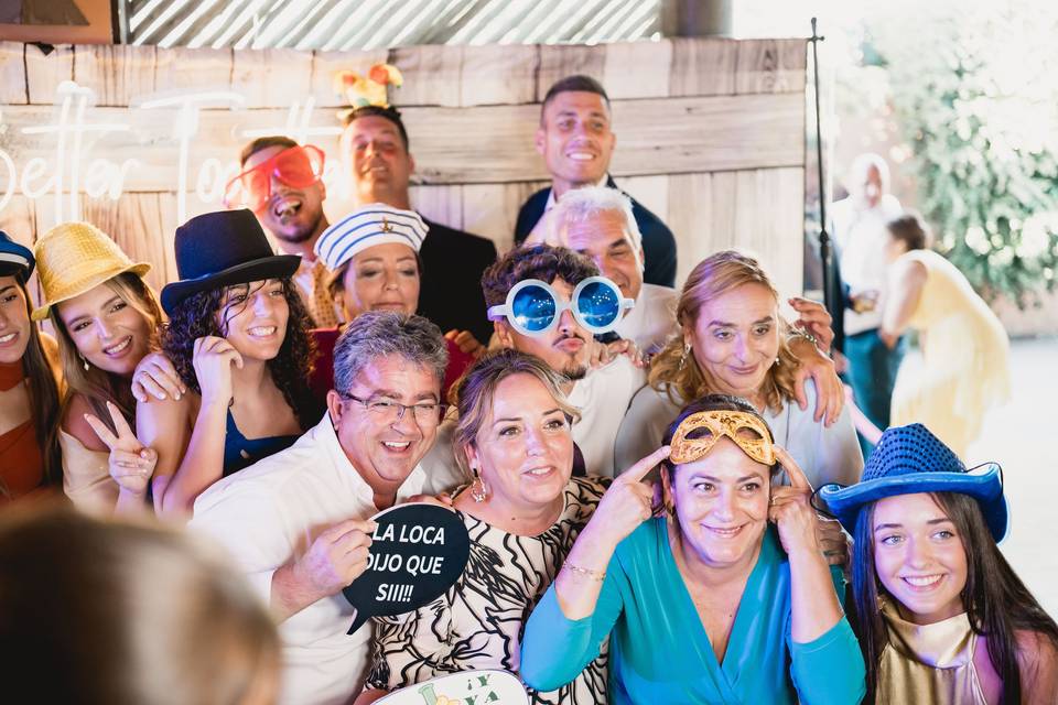 grupo_invitados_divertidos_con_accesorios