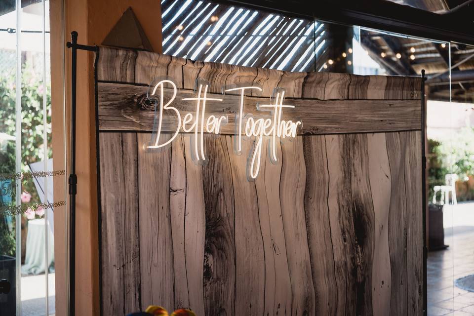 letrero_neon_mejor_juntos_madera
