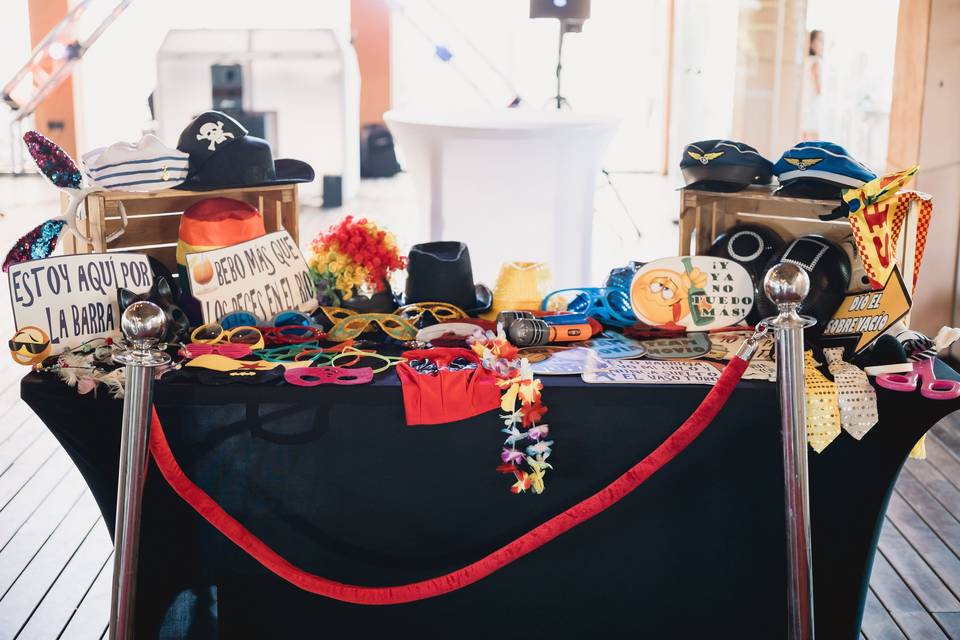 mesa_accesorios_disfraz_fiestas