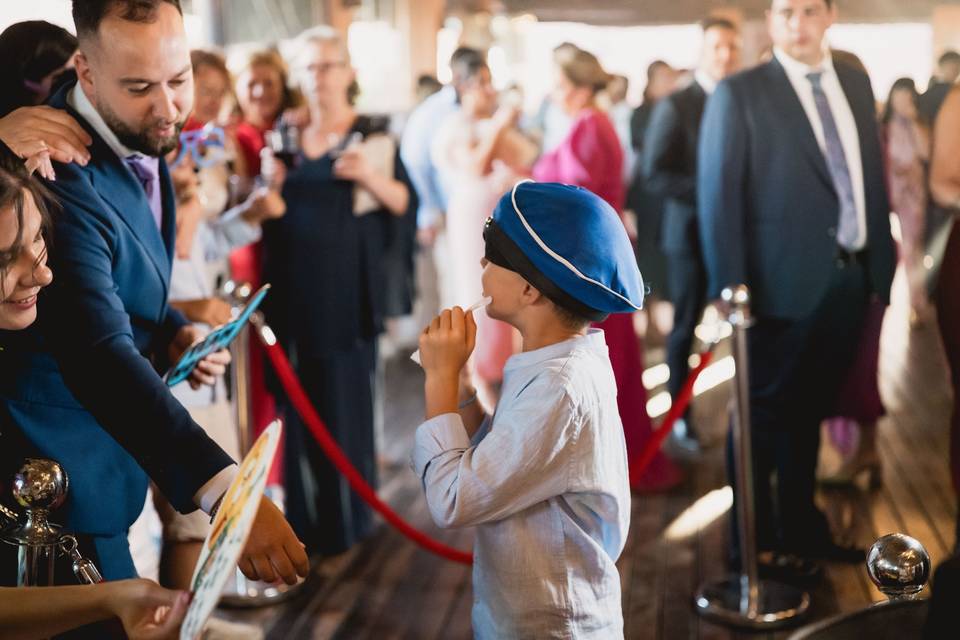 nino_sombrero_azul_diversion_boda