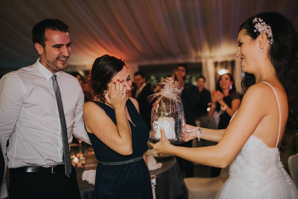 Novios recibiendo regalo