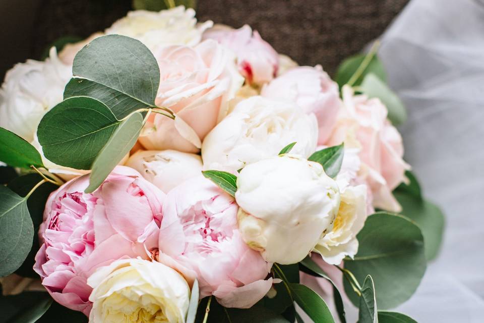 Ramo de novia con peonias y rosas