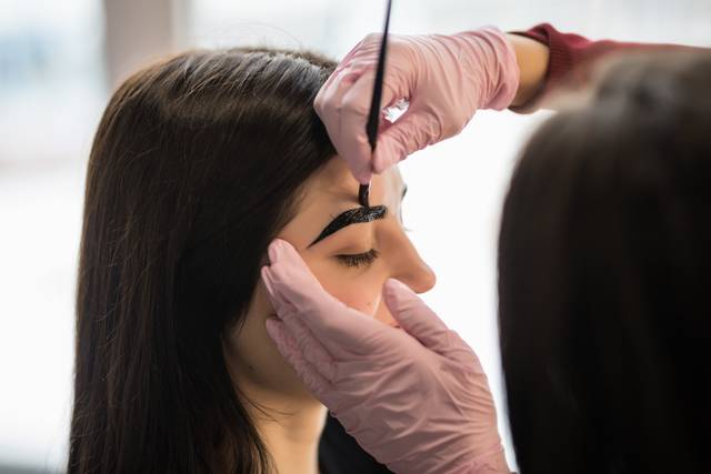 Diseño de cejas en henna