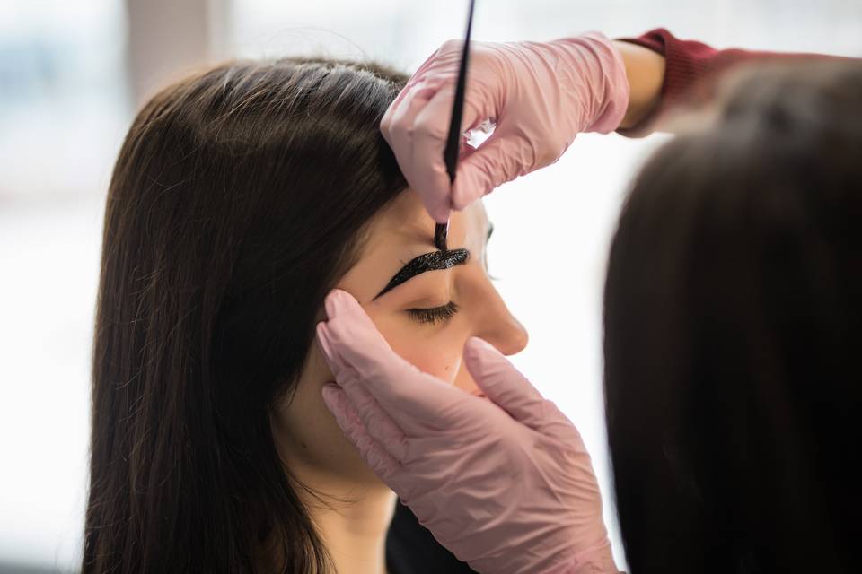 Diseño de cejas en henna