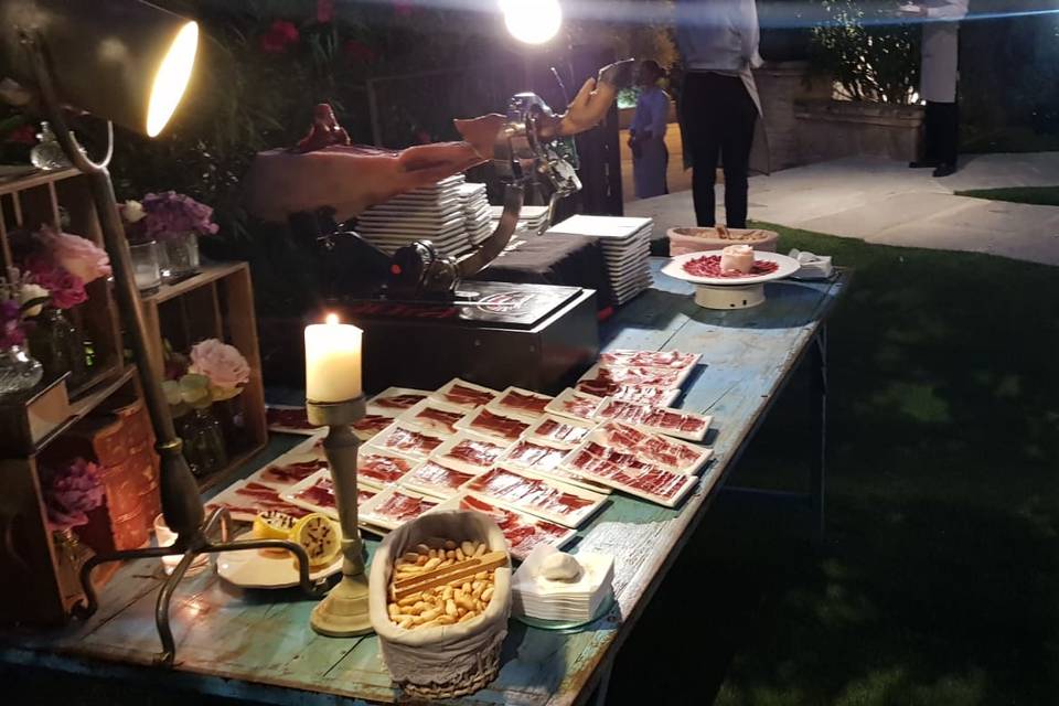 Platos de jamón para invitados