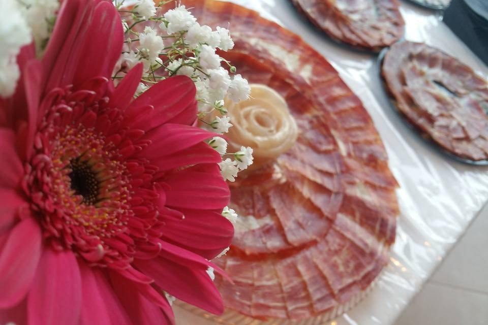 Rosa de jamón y platos