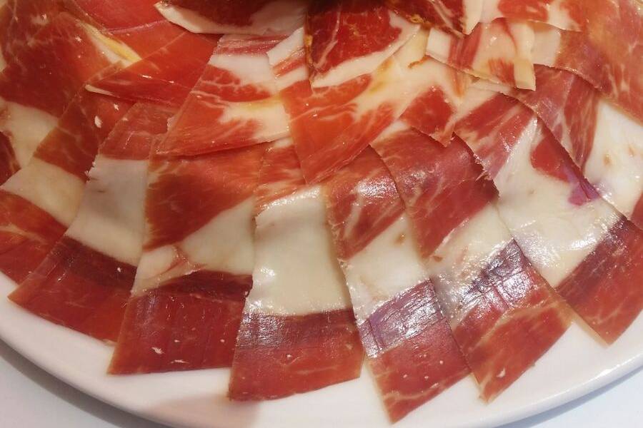 Plato de jamón y rosa