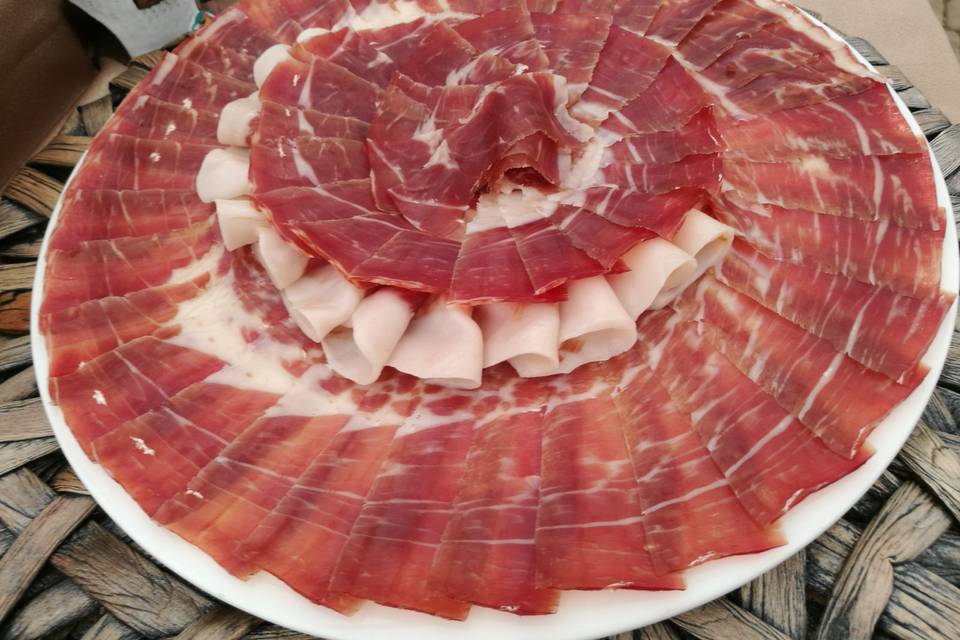 Plato de jamón con relieve