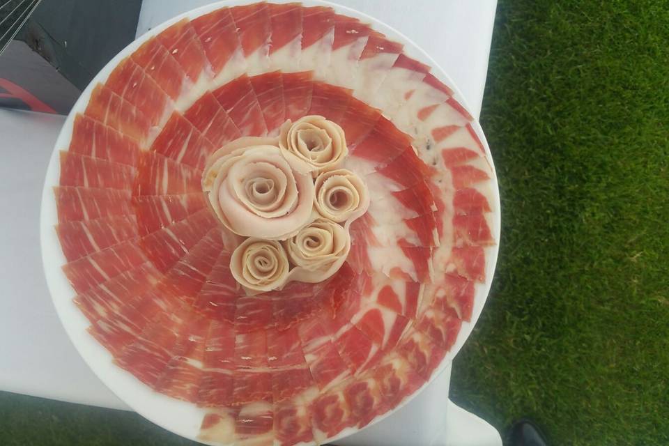 Plato de jamón con rosas