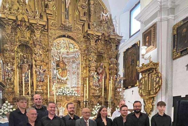 Integrantes de la orquesta posando en la iglesia
