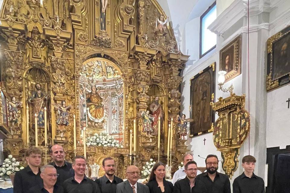 Integrantes de la orquesta posando en la iglesia