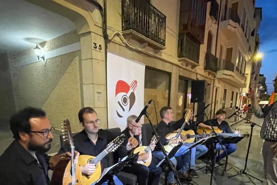 Orquesta de cuerdas tocando en la calle