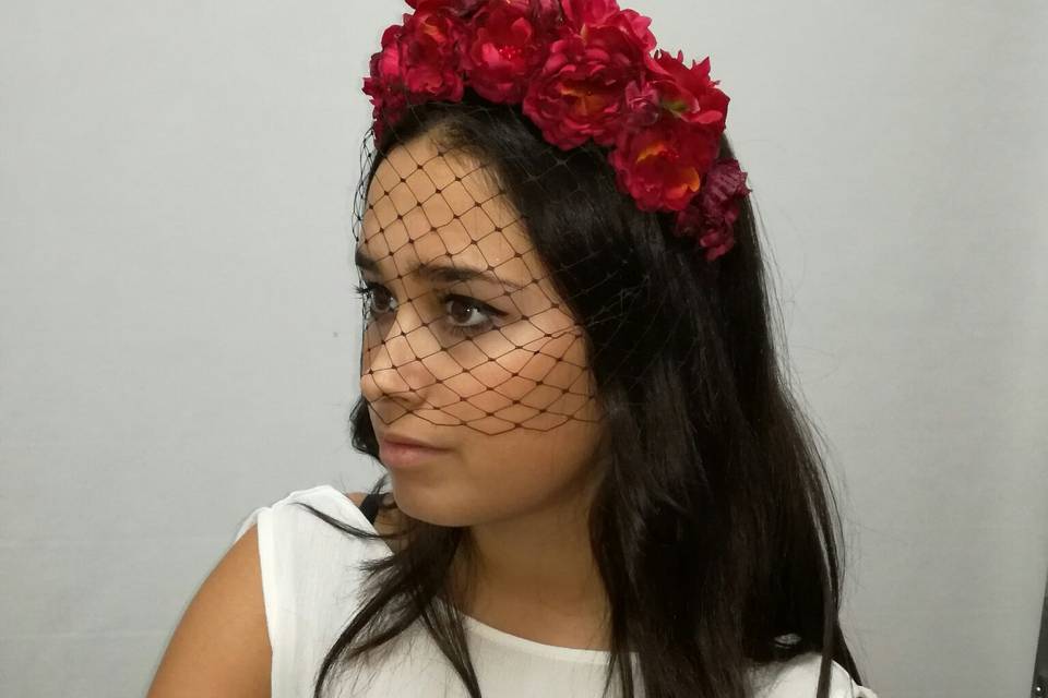 Diadema de flores con velo