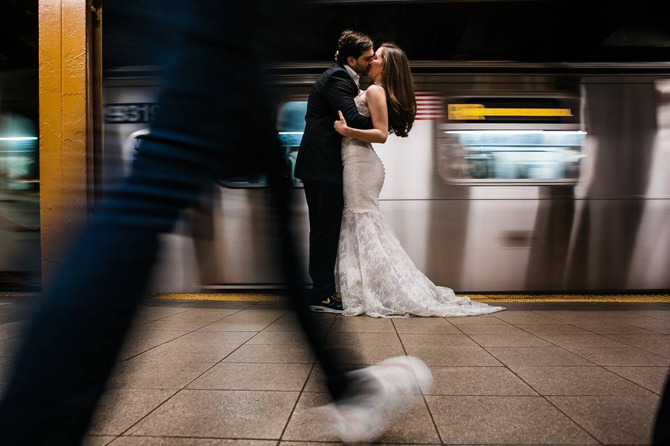 Foto de pareja en metro de NYC