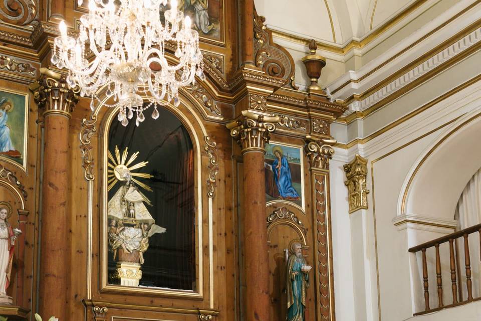 Detalle flores en el altar