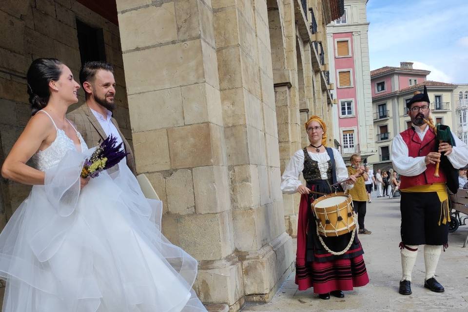 Salida de los novios en Avilés