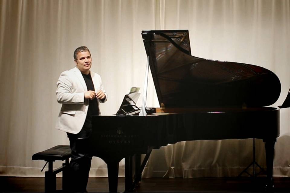 Rafael Garcés pianist.