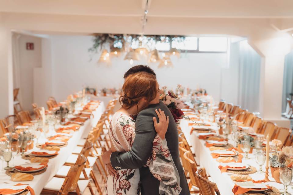 Novios en comedor