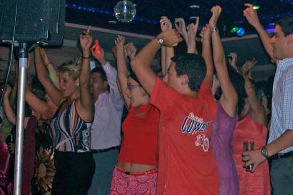 La gente se anima en las bodas