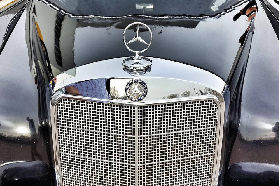 Detalle frontal Mercedes 220S