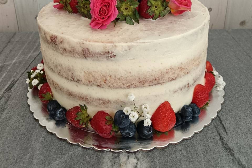Tarta con frutas y flores