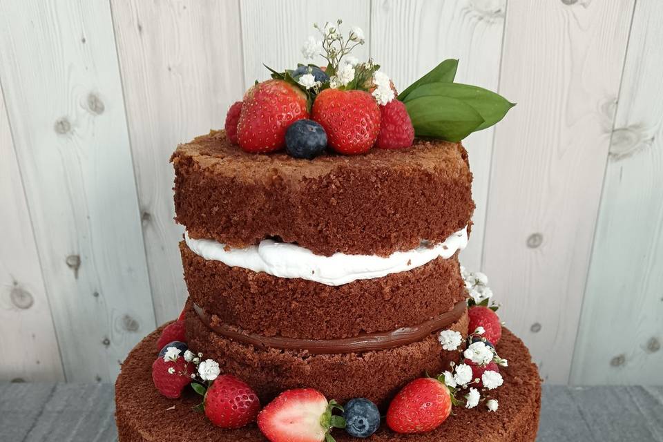 Naked cake con frutas y flores