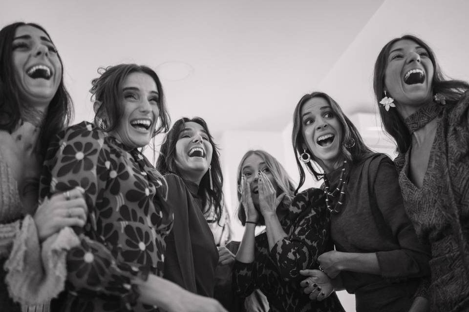 Amigas viendo a la novia