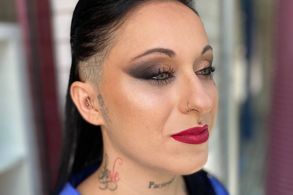 Maquillaje y peinado