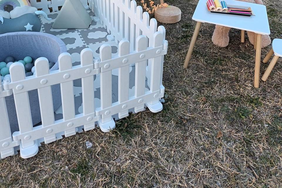 Zona niños con pallets y mesa