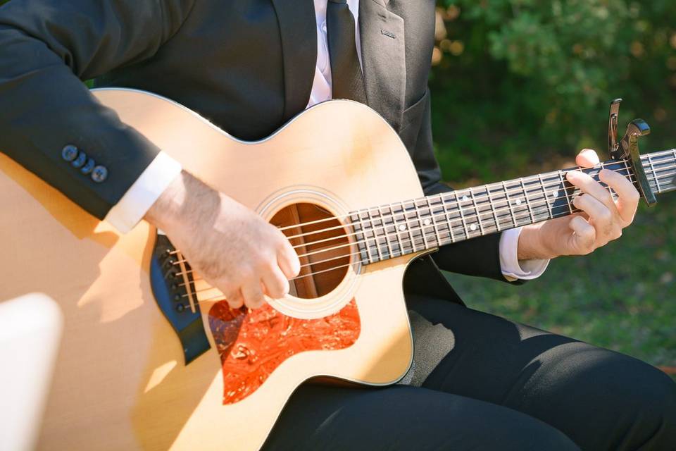 Víctor, voz y guitarra