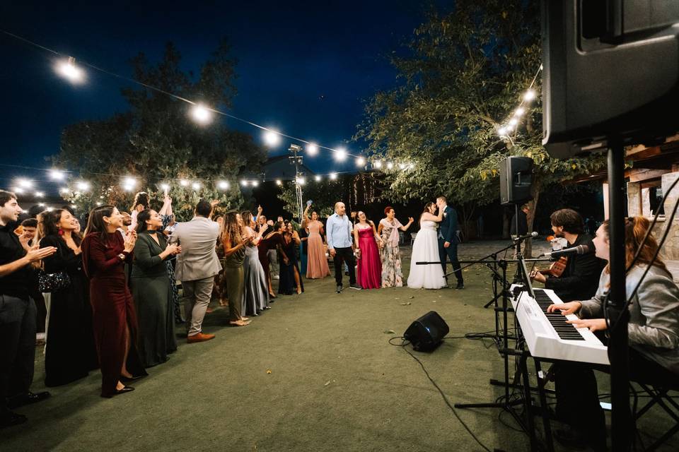 Todos los vuestros cantando