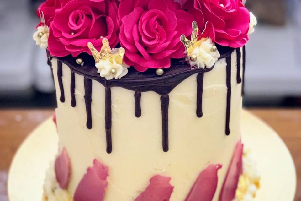 Pastel con rosas en fondant