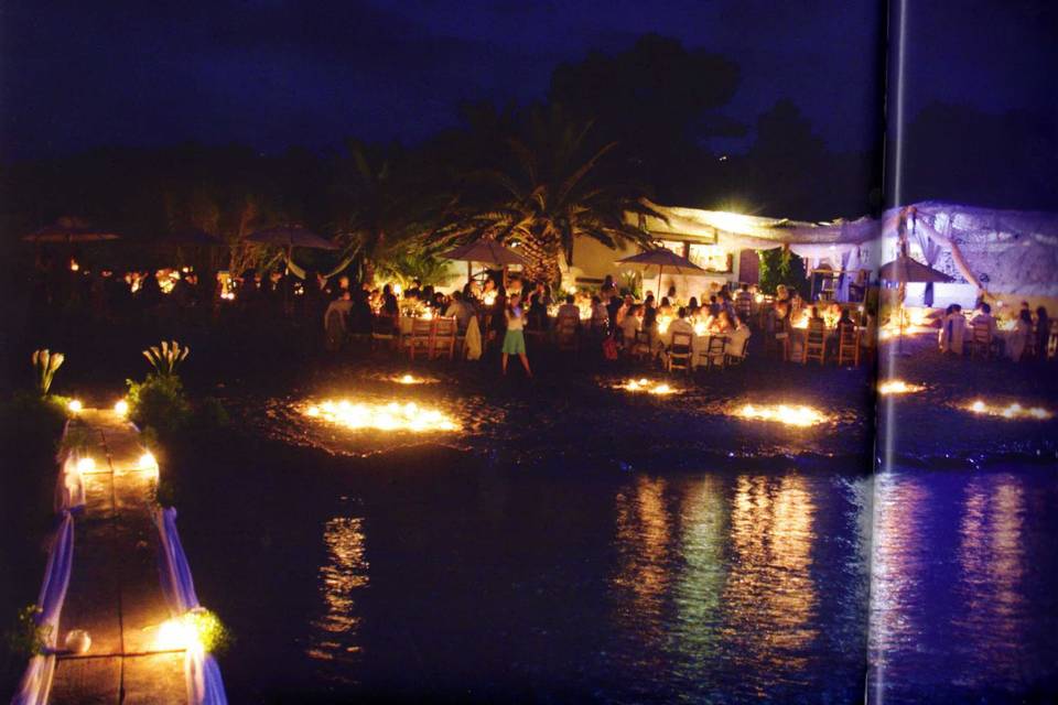 Boda ibicenca al lado del mar