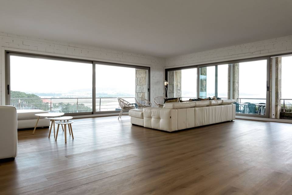 salon_amplio_sofa_blanco