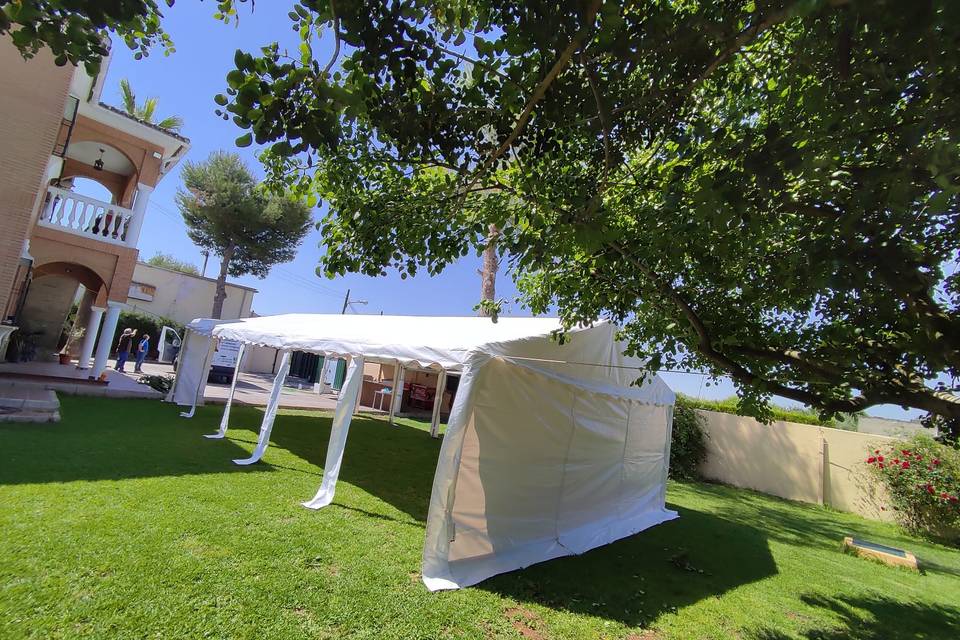 Carpa con un lateral